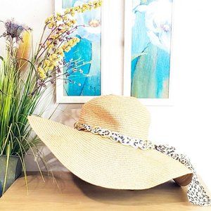 woman's beach hat